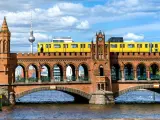 Tren sobre el puente de Oberbaum en Berl&iacute;n.