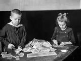 Niños alemanes jugando con billetes en 1922