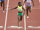 La jamaicana Shericka Jackson cruza la meta en la final de los 200 metros de los Mundiales de Atletismo de Eugene.