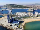 Vista de la playa y el puerto abierto al uso urbano, con Montjuïc al fondo.