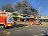 Bomberos del Ayuntamiento de Madrid intentan controlar un incendio en una nave de fruta en Mercamadrid. EMERGENCIAS MADRID 23/7/2022