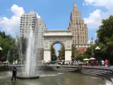 Varias personas en el parque de la Plaza Washington, en Nueva York.