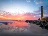 Este faro es una construcci&oacute;n concebida por el ingeniero Juan Le&oacute;n y Castillo como un conjunto luminoso constituido por dos cuerpos principales, la casa del torrero y la torre. El faro emiti&oacute; su primer destello en 1890 y est&aacute; enclavado al final de la playa de Maspalomas, zona tur&iacute;stica por excelencia de la isla de Gran Canaria.