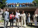 La ministra de Sanidad, Carolina Darias (2i), entrega la Orden Civil de Sanidad al médico titular de Plan (Huesca), Guillermo Bernués (c), el 27 de julio de 2022.