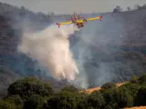 Un hidroavión colabora en las labores de extinción del incendio declarado en la aldea de Valdehierro, en Malagón, Ciudad Real.