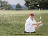 El expresidente de EE UU Donald Trump juega al golf en el Trump National Golf Club, en Bedminster (Nueva Jersey).