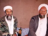En este vídeo se presentaba como el sucesor de Bin laden y llamaba a la Jihad. Tomaba las riendas de Al Qaeda tras la muerte del entonces líder a manos del ejército estadounidense. Se ha hecho justicia y este líder terrorista ya no existe. Así ha confirmado Joe Biden ha confirmado la muerte de Ayman al Zawahiri en Kabul. 

Una operación que llevaba meses preparándose y finalizaba este lunes con el ataque con drones. La Casa Blanca se felicita de no tener que lamentar bajas civiles. Al Zawahiri fue el cerebro de atentados como los que se cobraron más de doscientas vidas en las embajadas de Estados Unidos en Kenia y Tanzania. 

Los estadounidenses tampoco olvidaban su implicación en la preparación de los atentados contra las Torres Gemelas con casi 3 mil víctimas mortales. No importa dónde te escondas, si eres una amenaza para nuestro pueblo, Estados Unidos te encontrará y te atrapará advierte Biden a la espera de conocer quien sigue los pasos de Al Zawahiri.