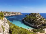 A 6 kilómetros de la localidad de Santanyí, en Mallorca, se encuentra esta preciosa cala de aguas cristalinas. Con unos 40 metros de largo y el mar se extiende a lo lejos entre los pronunciados acantilados. La paya está rodeada de pinos y de arbustos y plantas bajas.