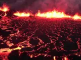 Entra en erupción el volcán islandés que el año pasado obligó a suspender el tráfico aéreo en la isla durante 6 meses. En esta ocasión, la lava ha comenzado a fluir por una nueva fisura y por el momento los gases no suponen inconveniente alguno para el aeropuerto que se encuentra a 40 kilómetros de distancia. Únicamente se ha advertido a turistas y senderistas que no se acerquen a la montaña.