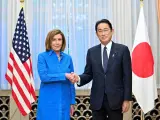 La presidenta del Parlamento de EE UU, Nancy Pelosi, en su última parada de la gira asiática, Japón.