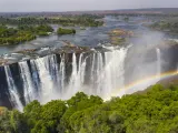 En el sur de &Aacute;frica, en la frontera de Zambia y Zimbabue, se encuentran las ic&oacute;nicas Cataratas Victoria . Rodeado de un terreno exuberante, el agua parece fluir como cortinas desde el borde del acantilado, lo que da como resultado fotograf&iacute;as que son casi tan impresionantes como la experiencia en persona.