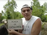 Frank Cuesta, colocando la placa de la Plaza de Cataluña en su santuario.