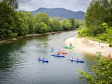 El descenso del r&iacute;o Sella es uno de los m&aacute;s famosos de todo el pa&iacute;s. La raz&oacute;n est&aacute; clara, ya que este recorrido acu&aacute;tico entre las localidades de Arriondas y Ribadesella es de una belleza insuperable.