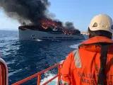 Un yate de 45 metros de eslora que navegaba en aguas de la costa de Cala Saona de Formentera ha quedado arrasado por las llamas debido a un incendio declarado a bordo.
