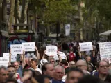 Antes, durante y después de que se celebrara en Barcelona el acto de homenaje a las víctimas de los atentados del 17-A, decenas de personas concentradas en los alrededores han abucheado a los representantes políticos y han gritado "queremos la verdad", "vergüenza" y "vosotros, fascistas, sois los terroristas", mientras mostraban pancartas con lemas como "Reclamamos explicaciones".