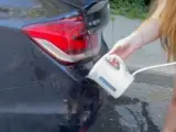 Unas 'tiktokers' logran arreglar su coche con agua caliente.