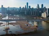 Vista aérea tomada con un dron que muestra el cauce seco del río Jialing, un importante afluente del río Yangtsé, en Chongqing, China.