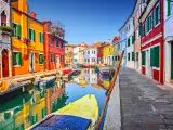 En la bah&iacute;a de Venecia, la preciosa isla de Burano se lleva nuestra atenci&oacute;n por su precioso casco urbano marcado por canales rodeados de casas de todos los colores del arco&iacute;ris.