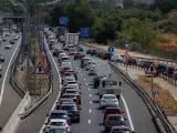 Numerosos vehículos circulan por la autovía A-3, el primer día de la tercera operación salida del verano de 2022, a 12 de agosto de 2022, en Madrid (España). La Dirección General de Tráfico (DGT) prevé 1.190.000 desplazamientos que atravesarán la Comunidad de Madrid este fin de semana por la operación salida del puente del 15 de agosto, y en la operación retorno, que se llevará a cabo de forma más escalonada, se esperan 876.000 movimientos. La DGT calcula que, en todo el mes de agosto, casi 10 millones de coches salgan de Madrid, vuelvan o atraviesen la Comunidad. 12 AGOSTO 2022;DGT;DESPLAZAMIENTOS;TRAFICO;15 DE AGOSTO;PUENTE Alejandro Martínez Vélez / Europa Press 12/8/2022