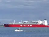 Metanero australiano arribando en la isla de Grain (Reino Unido).