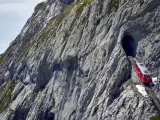 Suiza es el país de los trenes por excelencia. Estos vehículos cruzan de una punta a otra su territorio, brindándonos siempre unas maravillosas vistas desde sus ventanas. Sin embargo, hay algunos que destacan sobre el resto, como es el caso del tren cremallera del Monte Pilatus, el tren más empinado de todo el mundo.