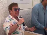 Elton John cantando su nueva canción en un club.