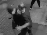 Imagen de un neoyorquino golpeando a un desconocido.