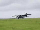 Avi&oacute;n aterrizando en Papa Westray.