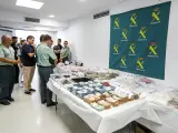 La Guardia Civil ha desarticulado en Ibiza una organización de narcotraficantes dedicada a la elaboración y el tráfico de drogas en Ibiza, y se ha incautado de un alijo de 13,25 kilos de cocaína rosa, el mayor de esta droga aprehendido hasta el momento en España, además de otros estupefacientes