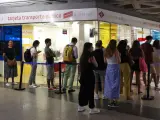 La oficina de gestión de la Tarjeta Transporte Público de la estación de Sol, este jueves, con varios usuarios esperando su turno para entrar.