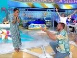 Sergio, concursante de 'La ruleta de la suerte', pide matrimonio a su novia, Irene Kate, durante el programa.