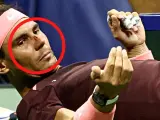 Rafa Nadal, en el suelo tras golpearse en la cara con su raqueta durante la segunda ronda del US Open.