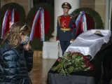 Los restos mortales de Mijaíl Gorbachov han sido trasladados al cementerio este sábado tras su funeral, después de que durante toda la mañana se generasen enormes colas a las puertas de la Sala de las Columnas de la Casa de los Sindicatos en Moscú para despedir al expresidente.