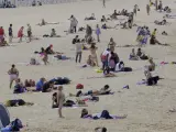 Turistas disfrutando de la playa de la Concha en San Sebastián