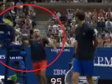 Momento en el que el tenista australiano cruzó la red al lado de su rival y golpeó la pelota cuando tenía ya ganado el punto pero la bola aún no había botado en el suelo.