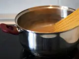 Preparación de espaguetis en una olla de metal