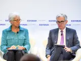 Christine Lagarde (i) junto a Jerome Powell (d) en el último foro del BCE en Sintra.