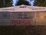 El PSE denuncia la aparición de pintadas "insultantes y ofensivas" en su txosna de Eibar (Gipuzkoa)