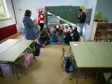 Triacastela, Lugo. Comienzo de las clases en educación primaria en toda España. En Triacastela, los alumnos y alumnas del CEIP Eduardo Cela Vila acuden el primer día a las aulas. Triacastela mantiene dos aulas abierta