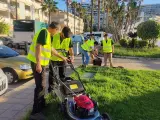 ANDALUCÍA.-Málaga.- Trabajadores del Centro Especial de Empleo de Torremolinos refuerzan el área municipal de Parques y Jardines