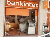 Daños ocasionados en un cajero automático en una sucursal de Bankinter en Barcelona.