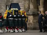 El f&eacute;retro de Isabel II, entrando en el palacio de Holyrood.