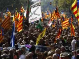 Centenares de personas asisten a la manifestación organizada por Òmnium Cultural con motivo de la Diada del 11 de septiembre, en Barcelona.