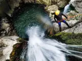 Rapel en una cascada.