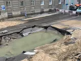 Una rotura en una tubería general de agua, de más de 50 centímetros de diámetro, ha producido este enorme socavón en la calle Antonio Leyva, en Madrid. El reventón también ha anegado un parking cercano y el acceso a la M-30 por la Glorieta de Marqués de Vadillo.