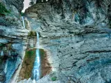 La cascada del Sorrosal, ubicada en el barranco del mismo nombre es un afluente del río Ara. Se encuentra junto a la localidad de Broto y se puede acceder a ella en apenas 5 minutos por un cómodo sendero que parte desde el propio municipio. Ofrece unas vistas espectaculares y se puede llegar hasta la misma base del salto.