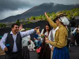 Vecinos del barrio de Las Manchas bailan en su tradicional Romería de San Nicolás Neri, a 10 de septiembre de 2022, en El Paso, La Palma, Islas Canarias (España). Tras un año desde la más catastrófica erupción suf