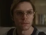 Evan Peters, como Dahmer en la miniserie