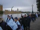 Cientos de personas hacen cola para acceder a la capilla ardiente de la reina Isabel II en el palacio de Westminster, en Londres.
