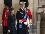 Los reyes de Espa&ntilde;a, Felipe VI y Letizia, abandonan la Abad&iacute;a de Westminster tras finalizar el funeral de Isabel II.